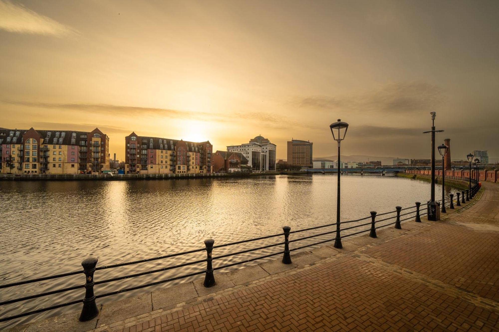 River Side Apartment, City Centre - Beautiful View And Free Parking! Belfast Bagian luar foto