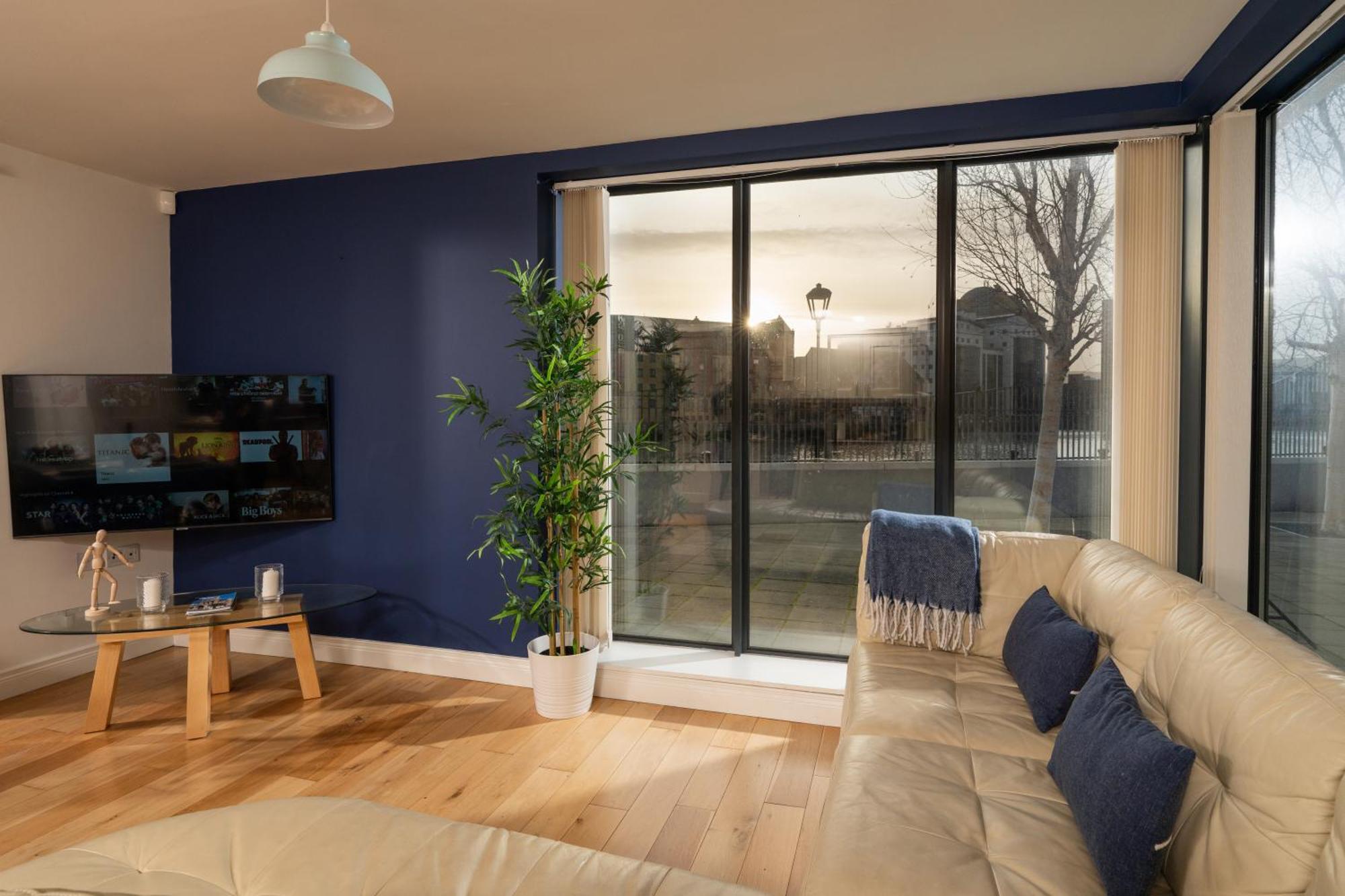 River Side Apartment, City Centre - Beautiful View And Free Parking! Belfast Bagian luar foto