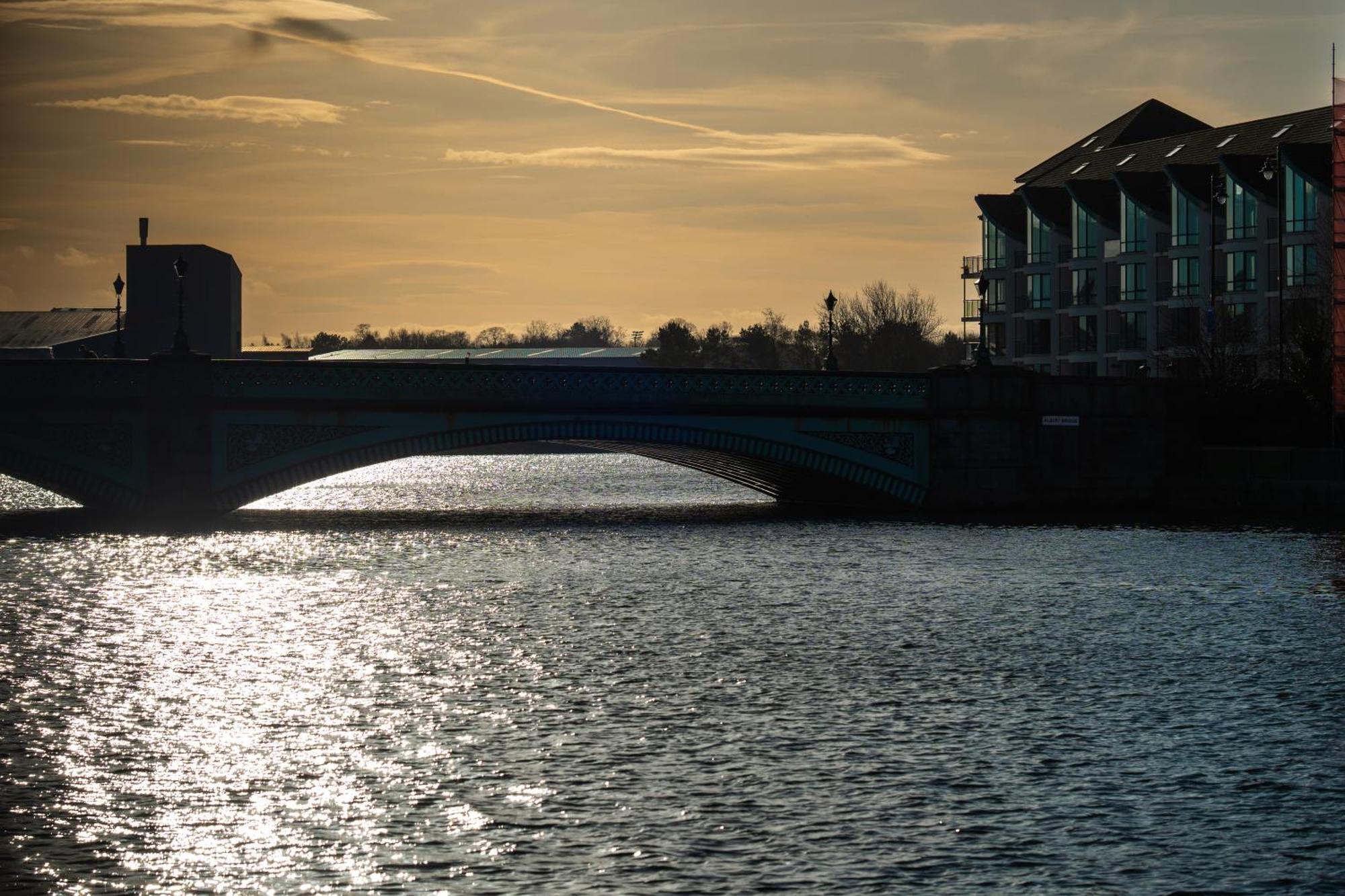 River Side Apartment, City Centre - Beautiful View And Free Parking! Belfast Bagian luar foto